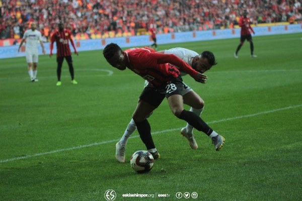 Spor Toto 1. Lig’in 31. haftasında Eskişehirspor, sahasında Afyonspor’u 3-1 mağlup etti ve ligde kalmayı garantiledi. İşte müthiş maçtan fotoğraflar.