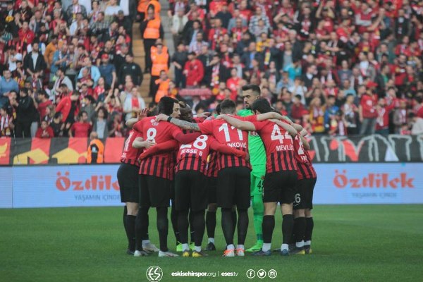 Spor Toto 1. Lig’in 31. haftasında Eskişehirspor, sahasında Afyonspor’u 3-1 mağlup etti ve ligde kalmayı garantiledi. İşte müthiş maçtan fotoğraflar.