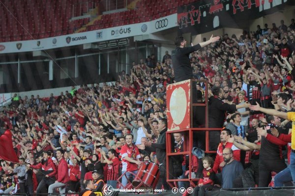 Spor Toto 1. Lig’in 31. haftasında Eskişehirspor, sahasında Afyonspor’u 3-1 mağlup etti ve ligde kalmayı garantiledi. İşte müthiş maçtan fotoğraflar.