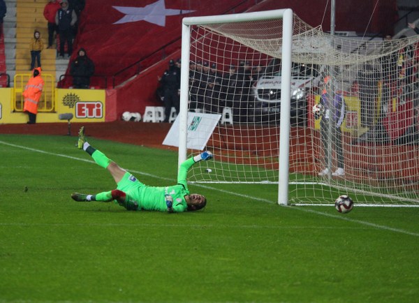 Eskişehirspor Spor Toto 1. Lig'in 26. haftasında sahasında Altınordu'ya 4-2 yenildi ve ateş hattında kaldı. Maçtan fotoğraflar...
