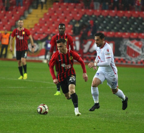 Eskişehirspor Spor Toto 1. Lig'in 26. haftasında sahasında Altınordu'ya 4-2 yenildi ve ateş hattında kaldı. Maçtan fotoğraflar...
