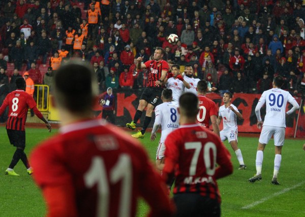 Eskişehirspor Spor Toto 1. Lig'in 26. haftasında sahasında Altınordu'ya 4-2 yenildi ve ateş hattında kaldı. Maçtan fotoğraflar...
