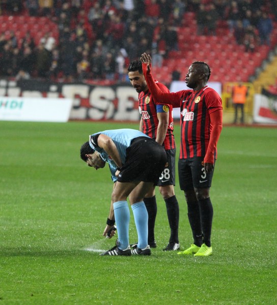 Eskişehirspor Spor Toto 1. Lig'in 26. haftasında sahasında Altınordu'ya 4-2 yenildi ve ateş hattında kaldı. Maçtan fotoğraflar...
