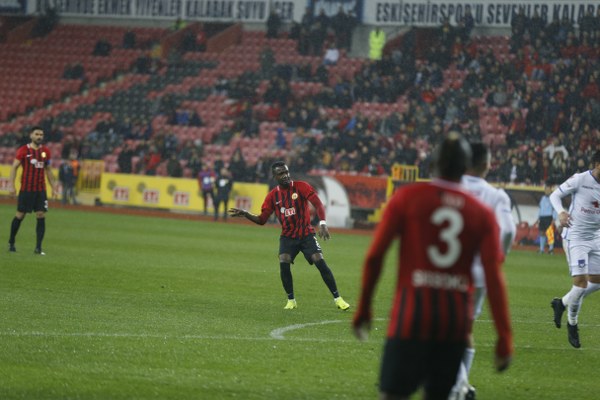 Eskişehirspor Spor Toto 1. Lig'in 26. haftasında sahasında Altınordu'ya 4-2 yenildi ve ateş hattında kaldı. Maçtan fotoğraflar...
