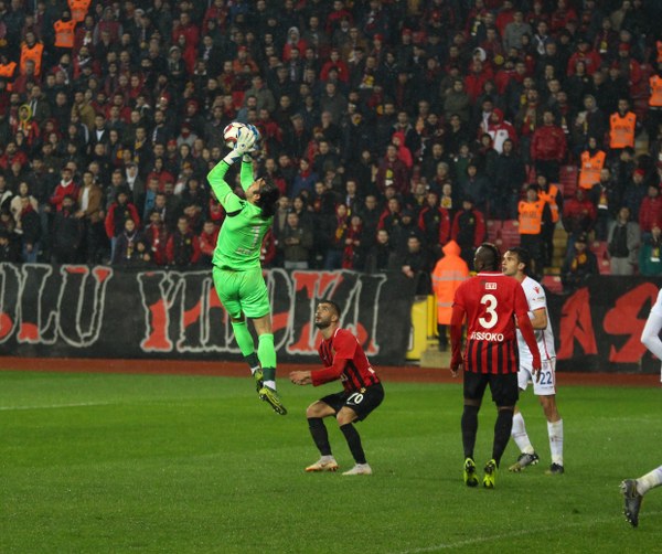 Eskişehirspor Spor Toto 1. Lig'in 26. haftasında sahasında Altınordu'ya 4-2 yenildi ve ateş hattında kaldı. Maçtan fotoğraflar...
