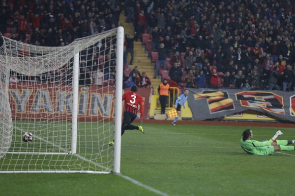 Eskişehirspor Spor Toto 1. Lig'in 26. haftasında sahasında Altınordu'ya 4-2 yenildi ve ateş hattında kaldı. Maçtan fotoğraflar...
