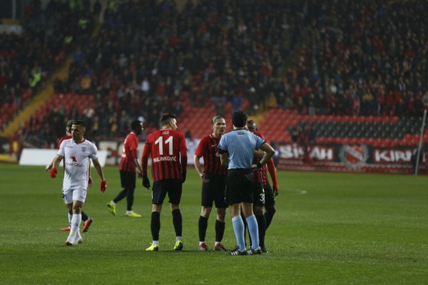 Eskişehirspor Spor Toto 1. Lig'in 26. haftasında sahasında Altınordu'ya 4-2 yenildi ve ateş hattında kaldı. Maçtan fotoğraflar...
