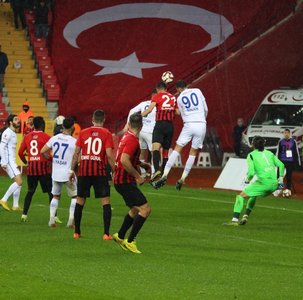 Eskişehirspor Spor Toto 1. Lig'in 26. haftasında sahasında Altınordu'ya 4-2 yenildi ve ateş hattında kaldı. Maçtan fotoğraflar...
