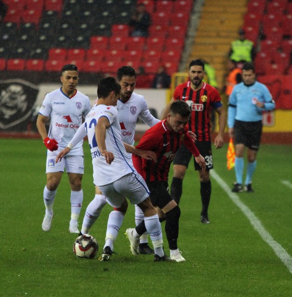 Eskişehirspor Spor Toto 1. Lig'in 26. haftasında sahasında Altınordu'ya 4-2 yenildi ve ateş hattında kaldı. Maçtan fotoğraflar...
