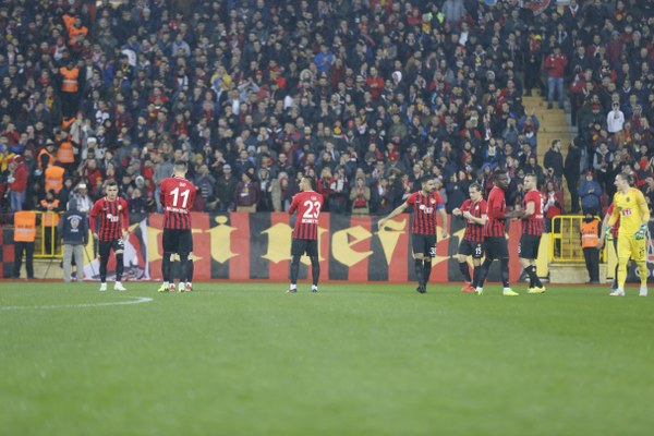 Eskişehirspor Spor Toto 1. Lig'in 26. haftasında sahasında Altınordu'ya 4-2 yenildi ve ateş hattında kaldı. Maçtan fotoğraflar...
