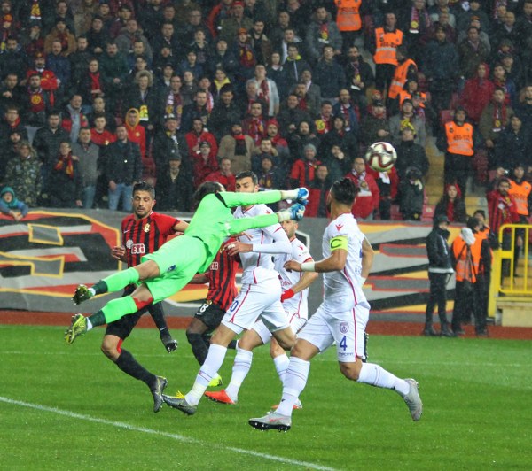 Eskişehirspor Spor Toto 1. Lig'in 26. haftasında sahasında Altınordu'ya 4-2 yenildi ve ateş hattında kaldı. Maçtan fotoğraflar...
