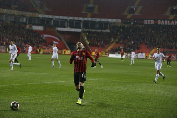 Eskişehirspor Spor Toto 1. Lig'in 26. haftasında sahasında Altınordu'ya 4-2 yenildi ve ateş hattında kaldı. Maçtan fotoğraflar...
