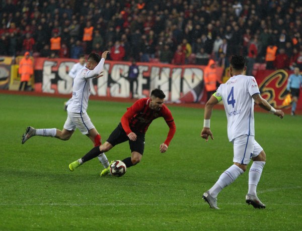 Eskişehirspor Spor Toto 1. Lig'in 26. haftasında sahasında Altınordu'ya 4-2 yenildi ve ateş hattında kaldı. Maçtan fotoğraflar...
