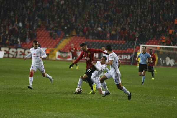 Eskişehirspor Spor Toto 1. Lig'in 26. haftasında sahasında Altınordu'ya 4-2 yenildi ve ateş hattında kaldı. Maçtan fotoğraflar...
