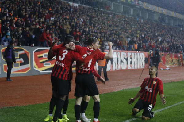 Eskişehirspor Spor Toto 1. Lig'in 26. haftasında sahasında Altınordu'ya 4-2 yenildi ve ateş hattında kaldı. Maçtan fotoğraflar...
