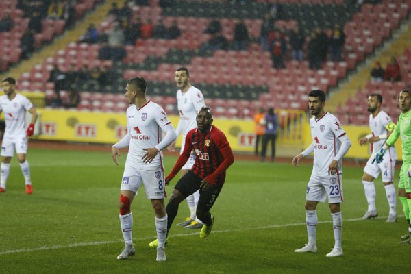 Eskişehirspor Spor Toto 1. Lig'in 26. haftasında sahasında Altınordu'ya 4-2 yenildi ve ateş hattında kaldı. Maçtan fotoğraflar...
