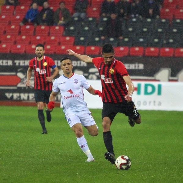 Eskişehirspor Spor Toto 1. Lig'in 26. haftasında sahasında Altınordu'ya 4-2 yenildi ve ateş hattında kaldı. Maçtan fotoğraflar...
