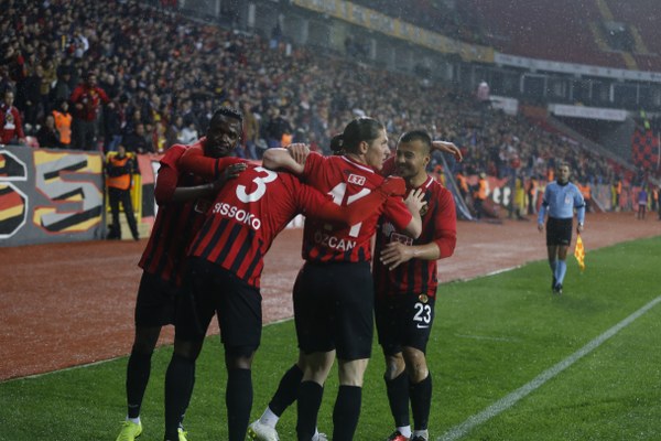 Eskişehirspor Spor Toto 1. Lig'in 26. haftasında sahasında Altınordu'ya 4-2 yenildi ve ateş hattında kaldı. Maçtan fotoğraflar...
