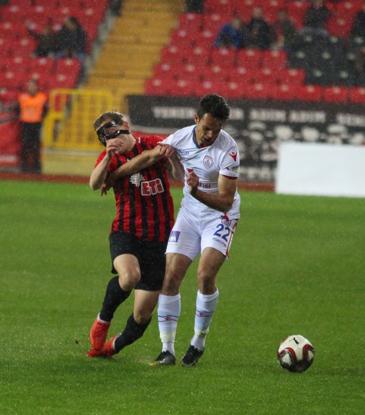 Eskişehirspor Spor Toto 1. Lig'in 26. haftasında sahasında Altınordu'ya 4-2 yenildi ve ateş hattında kaldı. Maçtan fotoğraflar...
