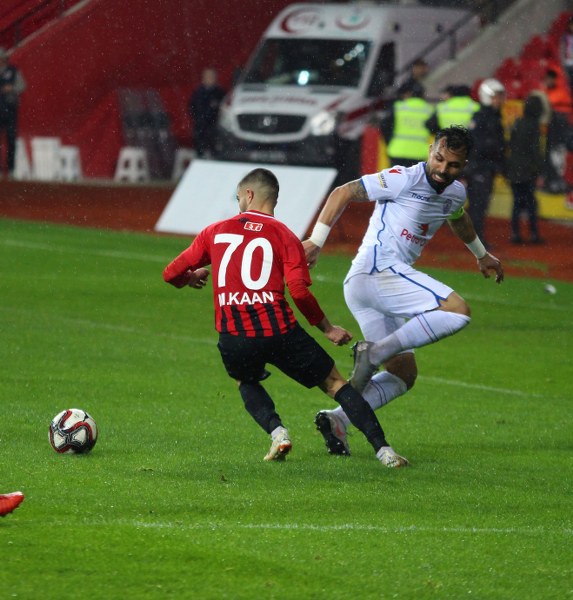 Eskişehirspor Spor Toto 1. Lig'in 26. haftasında sahasında Altınordu'ya 4-2 yenildi ve ateş hattında kaldı. Maçtan fotoğraflar...
