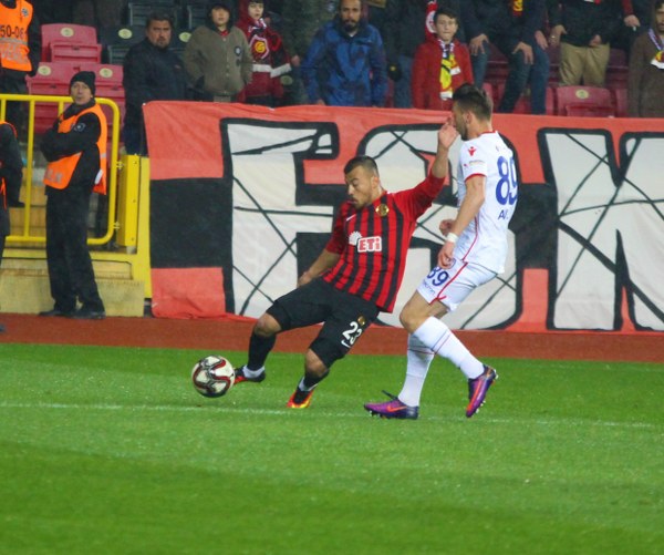 Eskişehirspor Spor Toto 1. Lig'in 26. haftasında sahasında Altınordu'ya 4-2 yenildi ve ateş hattında kaldı. Maçtan fotoğraflar...
