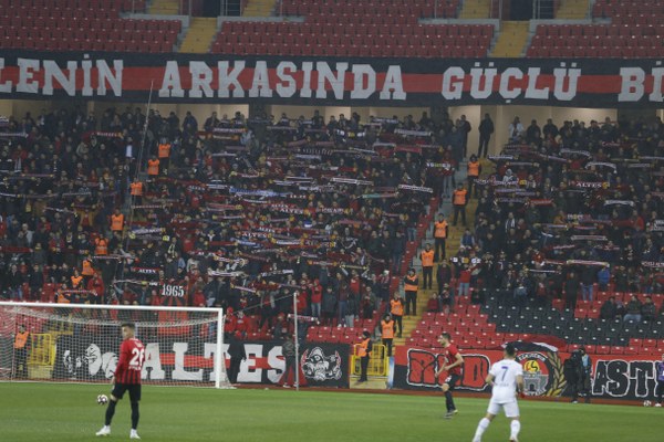 Eskişehirspor Spor Toto 1. Lig'in 26. haftasında sahasında Altınordu'ya 4-2 yenildi ve ateş hattında kaldı. Maçtan fotoğraflar...
