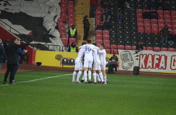 Eskişehirspor Spor Toto 1. Lig'in 26. haftasında sahasında Altınordu'ya 4-2 yenildi ve ateş hattında kaldı. Maçtan fotoğraflar...
