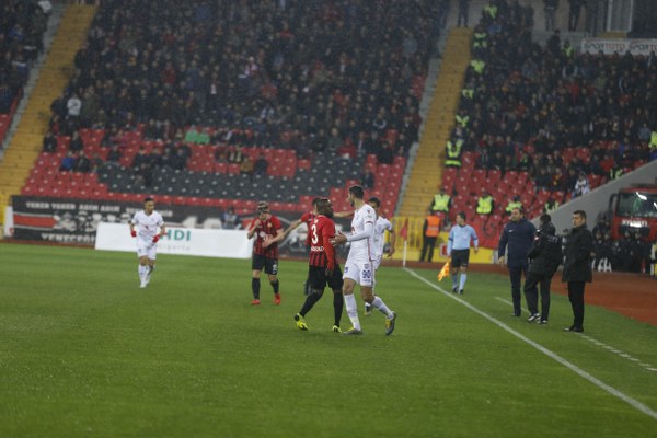 Eskişehirspor Spor Toto 1. Lig'in 26. haftasında sahasında Altınordu'ya 4-2 yenildi ve ateş hattında kaldı. Maçtan fotoğraflar...
