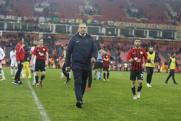 Eskişehirspor Spor Toto 1. Lig'in 26. haftasında sahasında Altınordu'ya 4-2 yenildi ve ateş hattında kaldı. Maçtan fotoğraflar...
