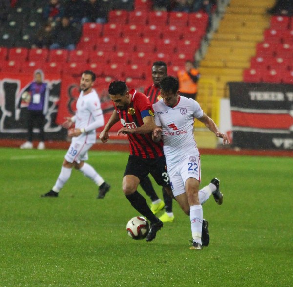 Eskişehirspor Spor Toto 1. Lig'in 26. haftasında sahasında Altınordu'ya 4-2 yenildi ve ateş hattında kaldı. Maçtan fotoğraflar...
