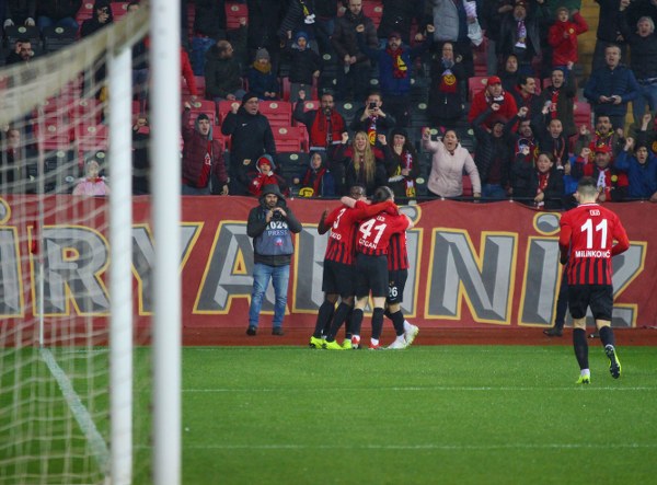 Eskişehirspor Spor Toto 1. Lig'in 26. haftasında sahasında Altınordu'ya 4-2 yenildi ve ateş hattında kaldı. Maçtan fotoğraflar...
