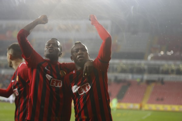 Eskişehirspor Spor Toto 1. Lig'in 26. haftasında sahasında Altınordu'ya 4-2 yenildi ve ateş hattında kaldı. Maçtan fotoğraflar...
