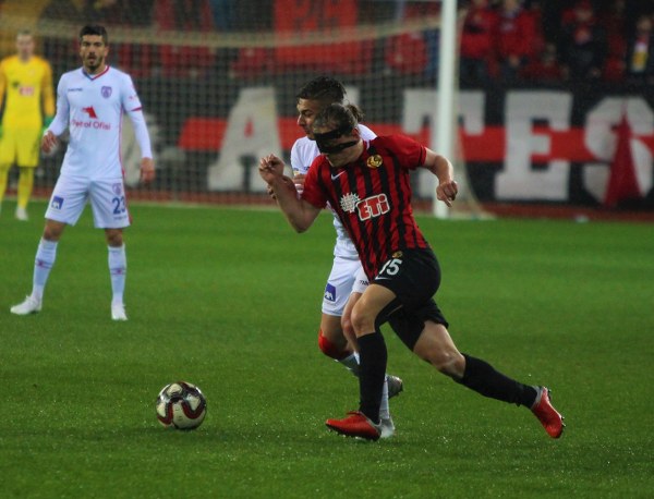 Eskişehirspor Spor Toto 1. Lig'in 26. haftasında sahasında Altınordu'ya 4-2 yenildi ve ateş hattında kaldı. Maçtan fotoğraflar...
