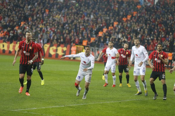 Eskişehirspor Spor Toto 1. Lig'in 26. haftasında sahasında Altınordu'ya 4-2 yenildi ve ateş hattında kaldı. Maçtan fotoğraflar...
