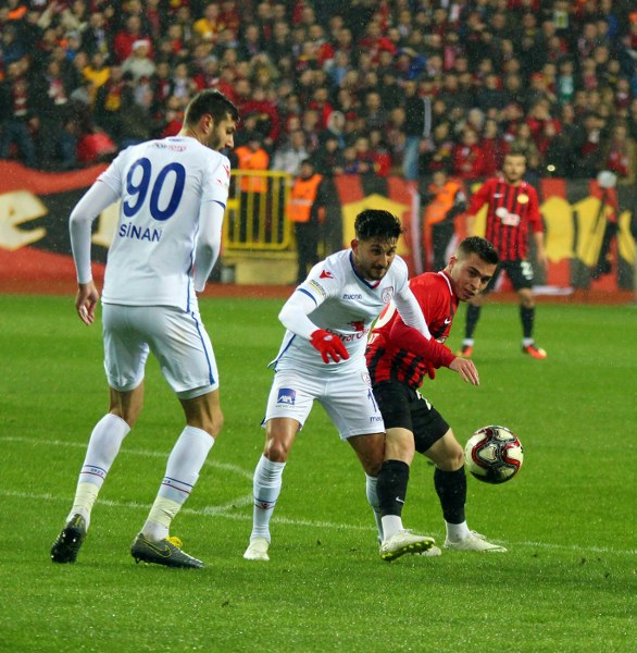 Eskişehirspor Spor Toto 1. Lig'in 26. haftasında sahasında Altınordu'ya 4-2 yenildi ve ateş hattında kaldı. Maçtan fotoğraflar...
