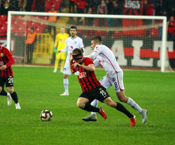 Eskişehirspor Spor Toto 1. Lig'in 26. haftasında sahasında Altınordu'ya 4-2 yenildi ve ateş hattında kaldı. Maçtan fotoğraflar...
