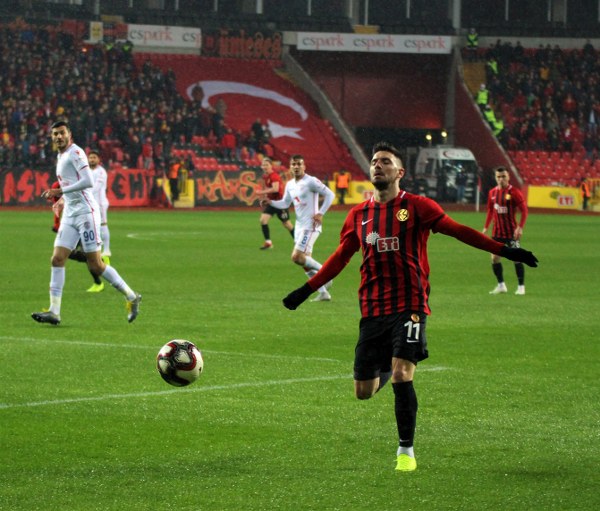 Eskişehirspor Spor Toto 1. Lig'in 26. haftasında sahasında Altınordu'ya 4-2 yenildi ve ateş hattında kaldı. Maçtan fotoğraflar...
