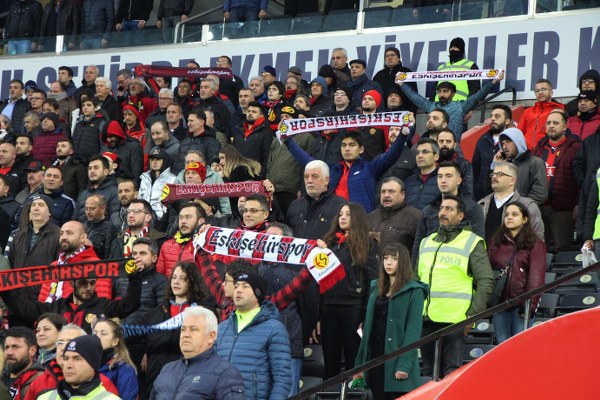 Eskişehirspor Spor Toto 1. Lig'in 26. haftasında sahasında Altınordu'ya 4-2 yenildi ve ateş hattında kaldı. Maçtan fotoğraflar...
