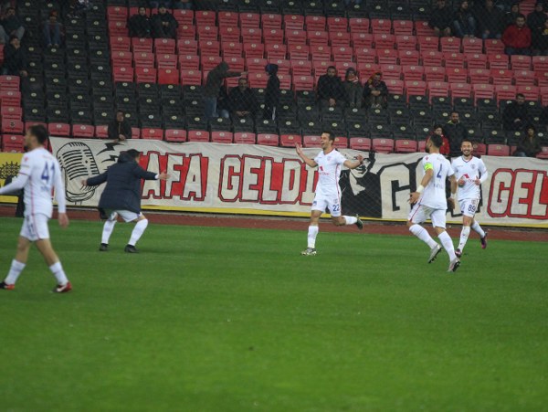 Eskişehirspor Spor Toto 1. Lig'in 26. haftasında sahasında Altınordu'ya 4-2 yenildi ve ateş hattında kaldı. Maçtan fotoğraflar...
