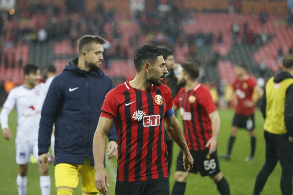 Eskişehirspor Spor Toto 1. Lig'in 26. haftasında sahasında Altınordu'ya 4-2 yenildi ve ateş hattında kaldı. Maçtan fotoğraflar...
