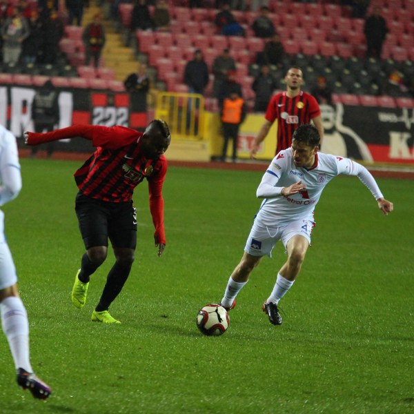 Eskişehirspor Spor Toto 1. Lig'in 26. haftasında sahasında Altınordu'ya 4-2 yenildi ve ateş hattında kaldı. Maçtan fotoğraflar...
