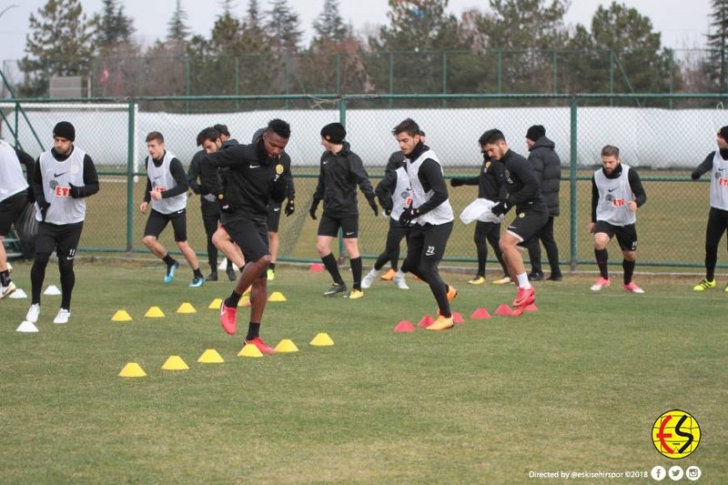 Eskişehirspor, Spor Toto 1.Lig’in 25.haftasında yarın karşılaşacağı, Adana Demirspor maçı hazırlıklarını Vali Hanefi Demirkol tesislerimizde gerçekleşen ter antrenmanı ile tamamladı.