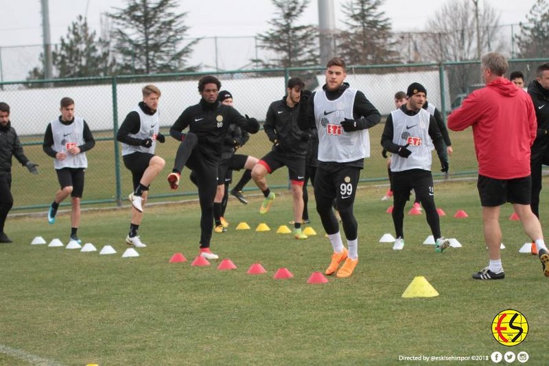 Eskişehirspor, Spor Toto 1.Lig’in 25.haftasında yarın karşılaşacağı, Adana Demirspor maçı hazırlıklarını Vali Hanefi Demirkol tesislerimizde gerçekleşen ter antrenmanı ile tamamladı.