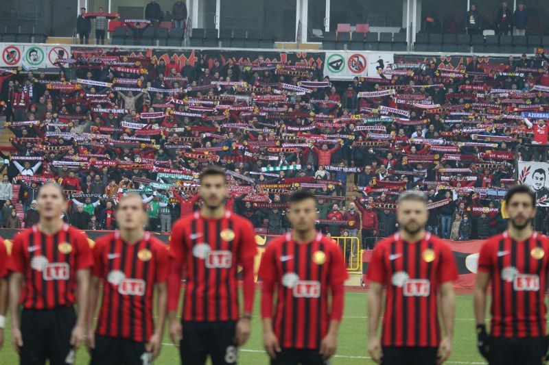 Eskişehirspor ile Boluspor Spor Toto 1. Lig'de ilk yarının son haftasında karşı karşıya geldi, bir penaltının olduğu maç 1-1 beraberlikle sona erdi. Maça her zamanki gibi taraftarımız damga vurdu! İşte tribünden renkli görüntüler.
