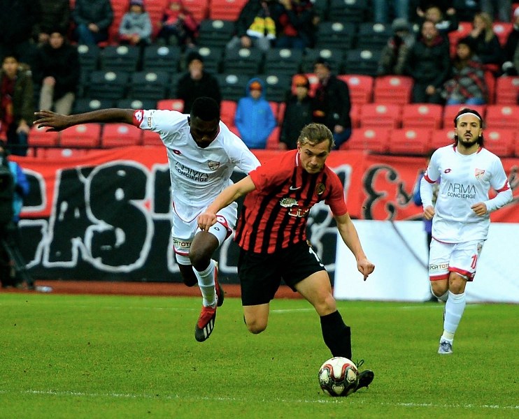 Eskişehirspor ile Boluspor Spor Toto 1. Lig'de ilk yarının son haftasında karşı karşıya geldi, bir penaltının olduğu maç 1-1 beraberlikle sona erdi. Maça her zamanki gibi taraftarımız damga vurdu! İşte tribünden renkli görüntüler.
