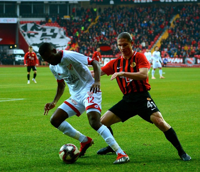 Eskişehirspor ile Boluspor Spor Toto 1. Lig'de ilk yarının son haftasında karşı karşıya geldi, bir penaltının olduğu maç 1-1 beraberlikle sona erdi. Maça her zamanki gibi taraftarımız damga vurdu! İşte tribünden renkli görüntüler.
