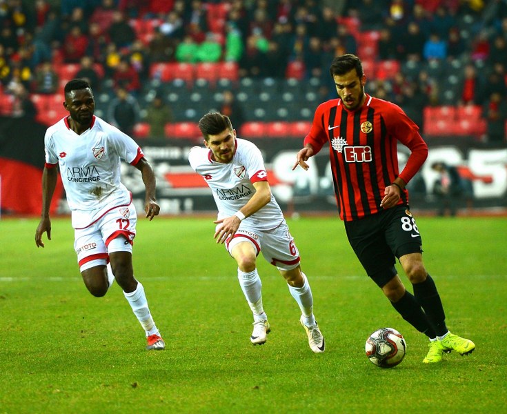 Eskişehirspor ile Boluspor Spor Toto 1. Lig'de ilk yarının son haftasında karşı karşıya geldi, bir penaltının olduğu maç 1-1 beraberlikle sona erdi. Maça her zamanki gibi taraftarımız damga vurdu! İşte tribünden renkli görüntüler.
