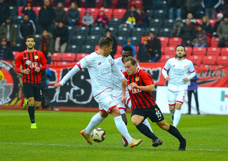 Eskişehirspor ile Boluspor Spor Toto 1. Lig'de ilk yarının son haftasında karşı karşıya geldi, bir penaltının olduğu maç 1-1 beraberlikle sona erdi. Maça her zamanki gibi taraftarımız damga vurdu! İşte tribünden renkli görüntüler.
