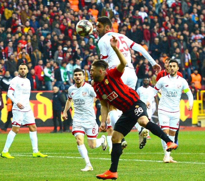 Eskişehirspor ile Boluspor Spor Toto 1. Lig'de ilk yarının son haftasında karşı karşıya geldi, bir penaltının olduğu maç 1-1 beraberlikle sona erdi. Maça her zamanki gibi taraftarımız damga vurdu! İşte tribünden renkli görüntüler.
