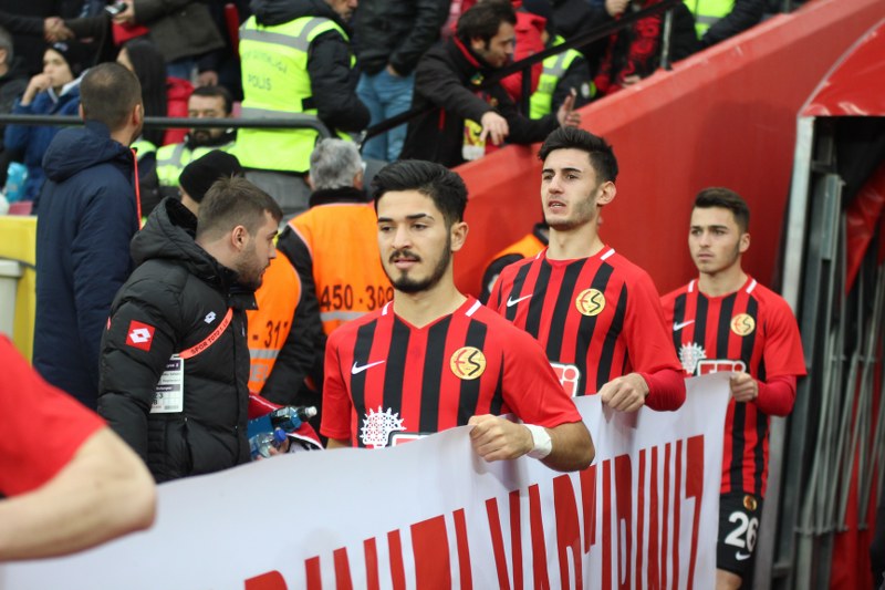 Eskişehirspor ile Boluspor Spor Toto 1. Lig'de ilk yarının son haftasında karşı karşıya geldi, bir penaltının olduğu maç 1-1 beraberlikle sona erdi. Maça her zamanki gibi taraftarımız damga vurdu! İşte tribünden renkli görüntüler.
